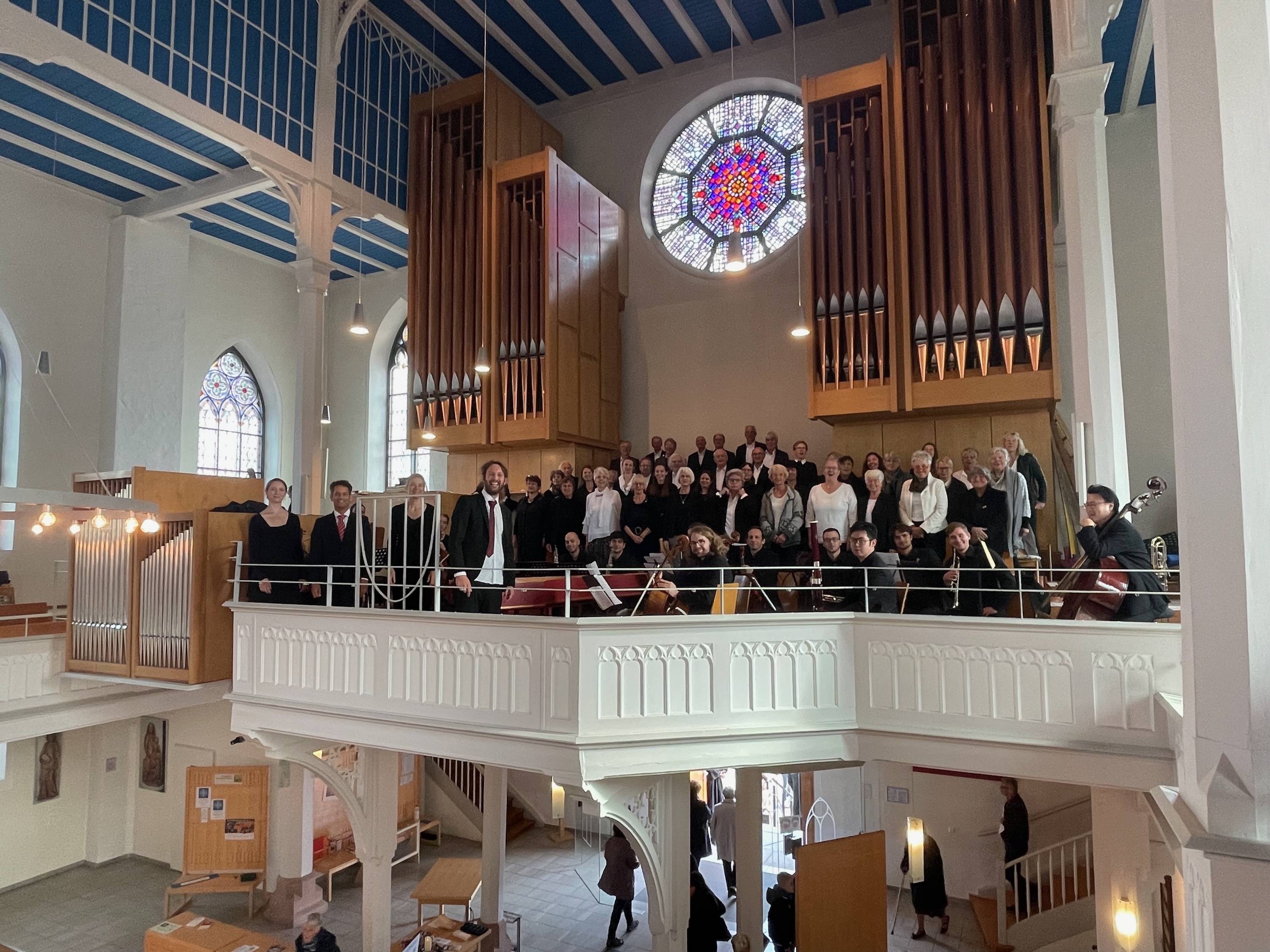 Kantorei, Kantatenorchester und Solisten auf der Orgelempore der Lorenzkirche St. Georgen